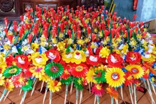 La beauté des fleurs en papier du village artisanal de Thanh Tiên de la ville de Huê. Photo : tcdulichtphcm.vn 