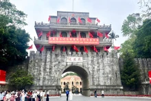 Huu Nghi Quan est aussi une destination touristique attrayante, séduisant les visiteurs par sa beauté naturelle et son riche passé historique. Photo: hanoimoi.vn