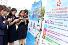 Les fonctionnaires et employés des organes de la province de Dien Bien (au Nord-Ouest) installent l'application « Dien Bien Smart » et utilisent les services publics en ligne. Photo : VNA