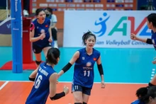 Les joueuses vietnamiennes célèbrent leur victoire contre Liaoning Donghua. Photo : VNA.