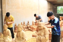 La roduction de produits au village de sculptures des beaux-arts de Son Dong dans le district de Hoài Duc, Hanoi. Photo : hanoimoi.vn