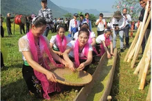 Le « cốm » est un mets indispensable pour offrir aux esprits. Photo : hanoimoi.vn