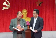  Le camarade Oscar Alberto Sánchez Serra, rédacteur en chef adjoint du journal Granma, a offert une publication de son journal contenant un article sur le Vietnam au camarade Nguyên Lôc Hà, vice-président du Comité populaire de la province de Binh Duong. Photo : nhandan.vn