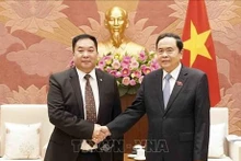 Trân Thanh Mân (à droite), Vice-Président permanent de l’Assemblée nationale, et Ts.Jambalsuren, président du Conseil populaire de la province mongole de Tuv. Photo : VNA.