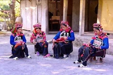 Malgré les aléas du temps, les costumes traditionnels des Hà Nhì ont su résister à l'épreuve du temps, se transmettant de génération en génération avec une vigueur intacte. Photo : VNA.