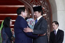 Le Premier ministre Pham Minh Chinh (à gauche) et le sultan de Brunei Hassanal Bolkiah. Photo : VNA.