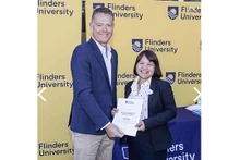 La docteure Ngô Tuyêt Mai reçoitle prix d'excellence en enseignement à l'université Flinders. Photo : Tuyêt Mai.