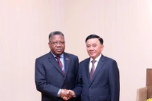 Le membre du Bureau Politique et membre permanent du Secrétariat du Comité central du Parti communiste du Vietnam, Tran Cam Tu, (droite) et Jorge Inocencio Dombolo, membre du Bureau politique du Mouvement populaire de libération de l'Angola (MPLA). Photo : VNA.