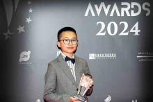 Nam Khanh a reçu le prix "Jeune Talent" lors de la cérémonie des Vietnam International Awards organisée à Londres, au Royaume-Uni. Photo : baoquocte.vn