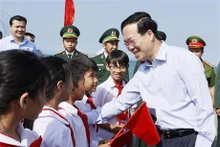Le Président Vo Van Thuong rend visite à Cô Tô (Quang Ninh)
