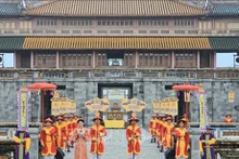 La cérémonie "Ban Soc" de la dynastie des Nguyên (1802 - 1945), dernière dynastie féodale du Vietnam, a été reconstituée dans la matinée du 1er janvier 2024 à la place Ngo Mon (la Porte du Midi), cité impériale de Huê (province de Thua Thien-Huê, Centre). Photo : VNA