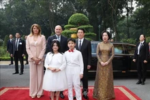 Le chef d’Etat Luong Cuong et son épouse, et le président de la République de Bulgarie, Rumen Radev, et son épouse. Photo : VNA.