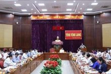 Le Premier ministre Pham Minh Chinh s’exprimant lors de la séance de travail avec la permanence du Comité provincial du Parti de Vinh Long. Photo : VNA.