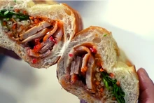 Le « bánh mì » (sandwich à la vietnamienne) n'est pas seulement un plat, mais renferme également la quintessence culinaire distincte, contribuant à mettre en évidence la culture gastronomique unique du Vietnam sur la carte culinaire mondiale. Photo d'illustration : cpfoods.vn
