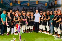 Les touristes au village de l'ehtnie Dao dans le district de Yên Binh (province de Yên Bai). Photo : NDEL.