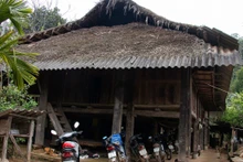 La maison sur pilotis vielle de plus de 30 ans dans la commune de Giap Dat, district de Dà Bac. Photo : nhandan.vn
