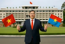 Le professeur Trần Hải Linh, Vietnamien résidant en R. de Corée, pose devant le Palais de la Réunification en avril 2025, lors de sa visite à Hô Chi Minh-Ville où il a été honoré en tant que représentant exemplaire de la diaspora vietnamienne à l’occasion du 50ᵉ anniversaire de la Libération du Sud et de la Réunification nationale. Photo : fournie par l'intéressé.