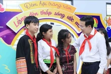 Le Président Vo Van Thuong et des enfants de la province de Binh Phuoc. Photo : VNA.
