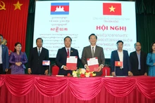 Les deux parties ont signé un accord de coopération au développement pour la période 2023 - 2026 afin de consolider et de préserver la solidarité et l'amitié entre les autorités et les peuples des deux provinces. Photo : daknong.gov.vn