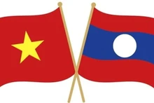 Les drapeaux du Vietnam et du Laos. Photo : NDEL.