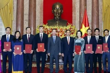 Le Président Vo Van Thuong et de nouveaux ambassadeurs. Photo : VNA.