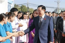 Le Président de l’Assemblée nationale Vuong Dinh Huê à l’Hôpital international La Vie à Vientiane. Photo : VNA.