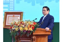 Le Premier ministre Pham Minh Chinh regarde un modèle de voiture fabriqué par Ford Vietnam. Photo : NDEL.