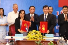Les dirigeants des provinces de Dông Nai et de Pinar del Rio ont signé un accord de coopération. Photo : nhandan.vn