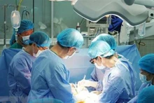 Des médecins de l'hôpital Cho Rây à Hô Chi Minh-Ville effectuent une greffe d'organe. Photo : VNA.
