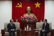 Le vice-président de la province de Binh Duong, Nguyên Van Danh (à droite) et le gouverneur de la préfecture japonaise de Toyama, Nitta Hachiro. Photo: VNA