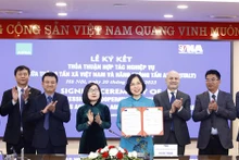 Cérémonie de signature d'un accord de coopération professionnelle entre la VNA et l'agence de presse italienne ANSA, le 20 février 2023 à Hanoï. Photo : VNA.