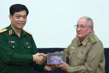 Le général de brigade Dô Thanh Phong, directeur adjoint du Département général de la Politique de l'Armée populaire du Vietnam et le ministre cubain des Forces armées révolutionnaires, le général de corps d'armée Álvaro López Miera. Photo : VNA.