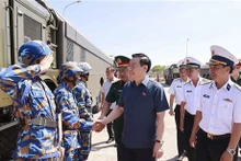 Le Président de l’Assemblée nationale, Vuong Dinh Huê (au centre), avec des officiers et soldats de la brigade 681 de la région navale 2. Photo : VNA.