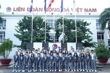 Les joueuses vietnamiennes prennent des photos souvenirs au siège de la Fédération de football du Vietnam (VFF) avant de partir pour l’aéroport. Photo: baoquocte.vn
