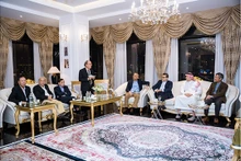 Une rencontre et un échange avec d'anciens ambassadeurs vietnamiens dans les pays arabes et ambassadeurs arabes au Vietnam. Photo : thoidai.com.vn