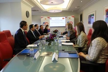La vue gélérale de la séance de travail entre le ministre vietnamien des AE, Bùi Thanh Son, et les représentants du Groupe AstraZeneca. Photo : NDEL.