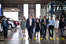 L'ambassadeur des États-Unis au Vietnam, Marc Knapper, rend visite à l'usine Ford Hai Duong. Photo : VOV. 