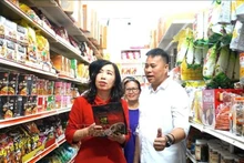 La vice-ministre des Affaires étrangères et présidente du Comité d'État pour les Vietnamiens d'outre-mer (SCV), Lê Thi Thu Hang, lors de son voyage d'affaires en Malaisie. Photo: VNA