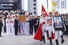 Les dirigeants et anciens dirigeants du Parti et de l'État ont conduit le cercueil de l’ancien président Tran Duc Luong vers le char funèbre, l'accompagnant à sa dernière demeure. Photo : VNA.