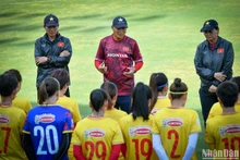 Le comité d'entraîneurs conseille les joueuses avant la séance d'entraînement au Centre d'entraînement de football des jeunes du Vietnam. Photo : NDEL
