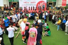La 10ᵉ édition du programme d’échanges culturels Vietnam-Japon de l’Université Dông A a attiré un grand nombre d’élèves et d’étudiants. Photo: nhandan.vn 