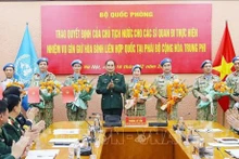 Cérémonie de remise de la décision du président d’envoyer quatre officiers de l’armée à la mission de maintien de la paix des Nations Unies en Afrique centrale. Photo : VNA.