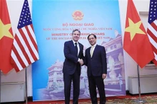 Le ministre vietnamien des Affaires étrangères, Bùi Thanh Son (à droite), et le secrétaire d'État américain, Antony Blinken, en visite officielle au Vietnam. Photo : VNA.