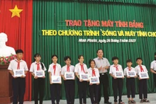 La remise de tablettes aux meilleurs élèves du district de Ninh Phuoc, province de Ninh Thuân (au Centre du Vietnam). Photo : VNA.