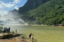 Le beau temps a permis à de nombreux touristes d'explorer confortablement le site touristique des chutes de Ban Giôc. Photo : VOV.