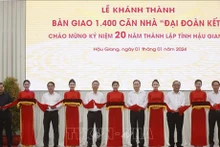 Le Président de la République, Vo Van Thuong, a assisté lundi à la cérémonie inaugurale et de remise de 1 400 maisons du cœur en faveur des personnes défavorisées de la province de Hâu Giang dans le delta du Mékong. Photo : VNA.
