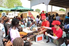 L'Unité du génie n°3 du Vietnam, en mission au sein de l’UNISFA, a collaboré avec la délégation du ministère de la Défense et du ministère de la Sécurité publique pour organiser le programme « Journée internationale de l’enfance du 1er juin – Partager l’amour, illuminer les sourires » à l’intention des enfants à Abyei. Photo: nhandan.vn 