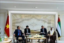 Le vice-président de l’Assemblée nationale Trân Quang Phuong (gauche) et le premier vice-président Conseil national fédéral des EAU, Hamad Al-Rahroomi. Photo: VNA