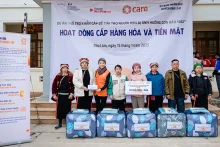 La distribution de kits d'hygiène aux habitants dans le cadre des activités d'aide d'urgence. Photo: CARE.