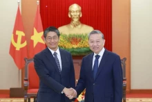 Le secrétaire général du Parti, Tô Lâm (droite) et l'ambassadeur du Japon au Vietnam, Ito Naoki. Photo : VNA.